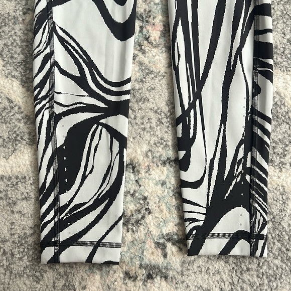 Lululemon Swift Speed High Rise Leggings 28” - Picture 3 of 12